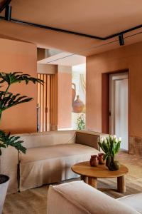 a living room with a couch and a table at CASA Y FONDA 1888 in Alcalá de Henares