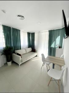 un soggiorno con divano e tavolo di Villamartin Hotel GHB a Orihuela Costa