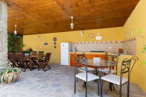 una cucina e una sala da pranzo con tavolo e sedie di B&B Martina ad Agropoli