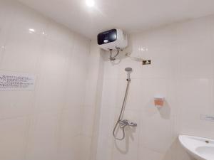 e bagno con doccia, servizi igienici e lavandino. di Hotel Bodhi a Tanjungselor