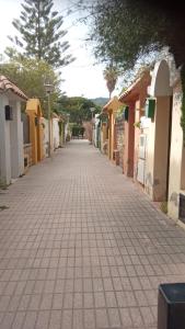 una calle vacía en una pequeña ciudad con edificios en Villaparadisi, en Benicàssim