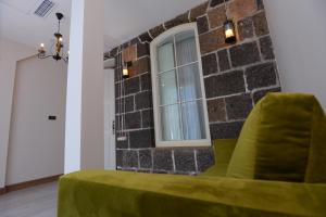 Ein Sitzbereich in der Unterkunft Old Avenue Hotel
