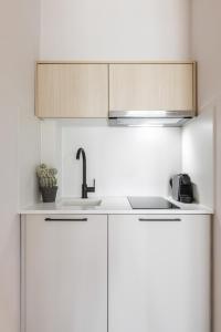 Kuchyň nebo kuchyňský kout v ubytování Amalthia Luxury Suites