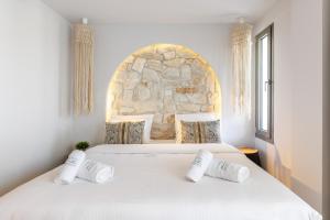 Postel nebo postele na pokoji v ubytování Amalthia Luxury Suites