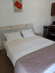 Postel nebo postele na pokoji v ubytování Apartments Soling Primošten