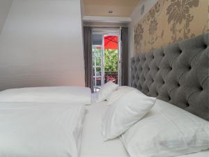 2 bedden met witte kussens in een slaapkamer bij Südwind´s Fischerkoje in Westerland