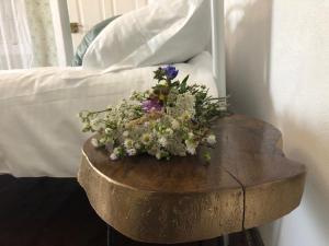 una mesa de madera con un ramo de flores. en Texas House, en Novaci-Străini