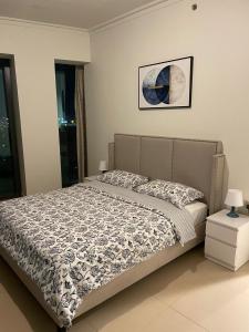 ein Schlafzimmer mit einem Bett und einem Bild an der Wand in der Unterkunft Burj Khalifa view-Access to Dubai mall-Downtown in Dubai