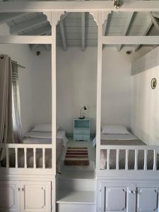 una camera con 2 letti a castello e un armadietto blu di Patmos Garden a Skála