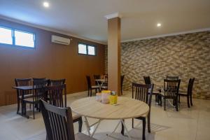 RedDoorz Syariah near PLTU Cilacap tesisinde bir restoran veya yemek mekanı