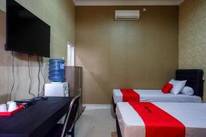 RedDoorz Syariah near PLTU Cilacap tesisinde bir odada yatak veya yataklar