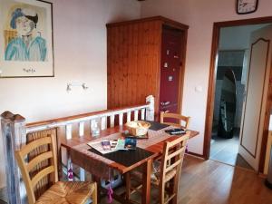 a dining room with a wooden table and chairs at Joli appartement très clair in Le Verdon-sur-Mer