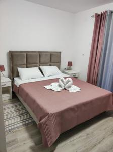 a bedroom with a bed with two towels on it at Lago d'argento sobe in Veliko Gradište