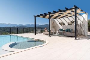 Nespecifikovaný výhled na hory nebo výhled na hory při pohledu z vily