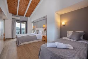 Un pat sau paturi într-o cameră la Trizonia Bay Hotel