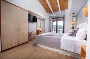 Postel nebo postele na pokoji v ubytování Trizonia Bay Hotel
