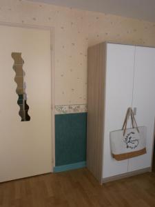 een kamer met een deur en een muur met een plank bij Meublé de tourisme L'Eau Vive classé 2 étoiles in Plombières-les-Bains