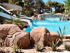 HolaCamp Sitges Garrofer内部或周边的泳池
