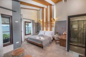 Postel nebo postele na pokoji v ubytování Trizonia Bay Hotel