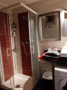 La salle de bains est pourvue d'une douche, de toilettes et d'un lavabo. dans l'établissement VILLA GOLF Crystal Drop Apartment, à Rogaška Slatina