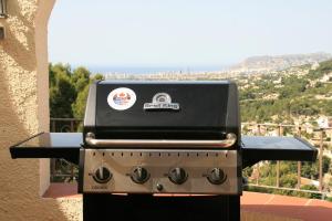 Ein für Gäste verfügbarer Grill im Ferienhaus