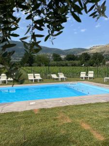 Bazén v ubytovaní Casale Verdeluna Wine Resort alebo v jeho blízkosti