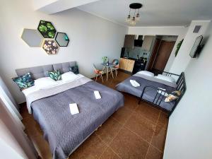 Un dormitorio con dos camas y una sala de estar. en Apartament PLANETA MIELNO superior - centrum, 2 minuty od plaży, parking, aneks, fv ! ! !, en Mielno