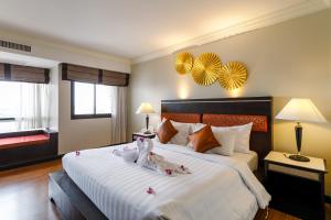 Un pat sau paturi într-o cameră la Amora Thapae Hotel Chiang Mai
