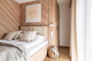 een slaapkamer met een bed met een houten hoofdeinde bij Willa Dunajec - Luxury Apartments in Zakopane
