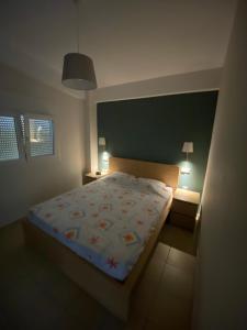 Postel nebo postele na pokoji v ubytování Billys apartment Selianitika