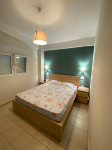 Postel nebo postele na pokoji v ubytování Billys apartment Selianitika