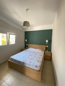 Postel nebo postele na pokoji v ubytování Billys apartment Selianitika
