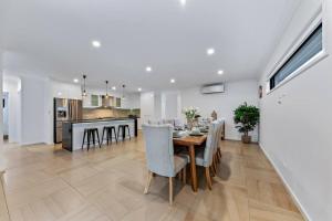 uma sala de jantar e cozinha com mesa e cadeiras em Airlie Beach Home em Airlie Beach