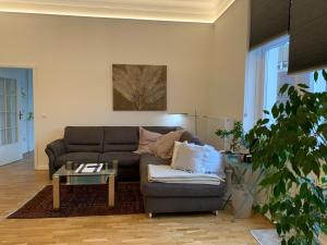 un soggiorno con divano e tavolo di Remedium Appartements a Vlotho