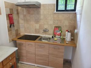 A kitchen or kitchenette at Julia's Apartment