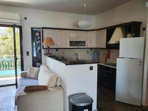 A kitchen or kitchenette at Julia's Apartment