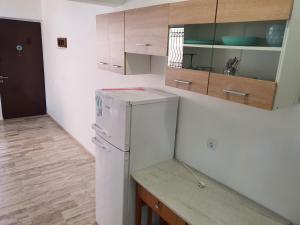 A kitchen or kitchenette at Julia's Apartment