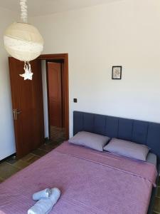 A bed or beds in a room at Julia's Apartment
