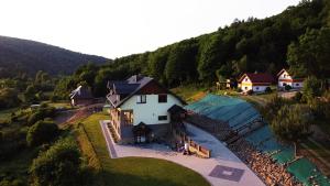 een luchtzicht op een huis op een heuvel bij DobraNocka in Małastów