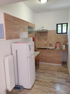 A kitchen or kitchenette at Julia's Apartment