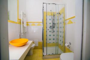 La salle de bains est pourvue d'une douche, d'un lavabo et de toilettes. dans l'établissement Villa Torù, à Castellabate