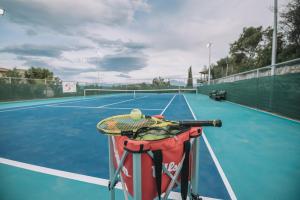 Tenis a/nebo squash v ubytování Trizonia Bay Hotel nebo okolí