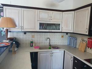 A kitchen or kitchenette at Julia's Apartment