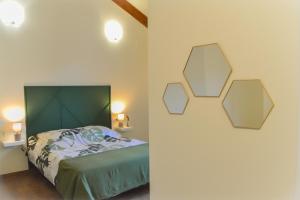 a bedroom with a bed and a wall with hexagons at Casa Bienvenida - La Naturaleza in Carcagente