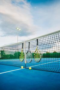 Tenis a/nebo squash v ubytování Trizonia Bay Hotel nebo okolí