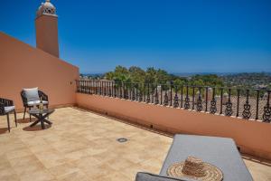 Balkón nebo terasa v ubytování Penthouse with sea views in Nueva Andalucía