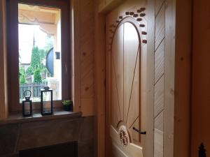 Habitación con puerta de madera y ventana en Apartamenty BENITA, en Zakopane 28 fotos más