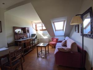 a living room with a couch and a table at Apartamentos Mazuga Rural in Po