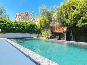 una piscina frente a una casa en La Maison du Vallon, en Marsella