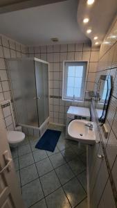y baño con lavabo, aseo y espejo. en Dom wakacyjny Grabówka 18a en Milicz